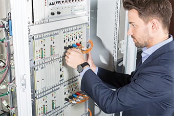 17-03_PRAXIS_XTRA_Hoechste_Zuverlaessigkeit_fuer_die_Schaltzentrale_340xHoehe_fr